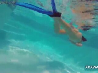 멋진 브루 넷의 사람 후커 사탕 swims 수중