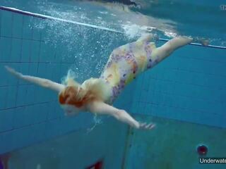 Sexiest brunette tiener milana voda zwemmen in zwembad: vies film 20 | xhamster