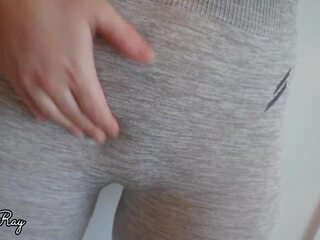 Cumming σε αυτήν εσώρουχα και γιόγκα παντελόνι έλξη τους επάνω: Ενήλικος βίντεο b1
