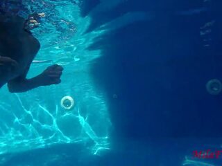 Dua gadis kacau kanan di bawah air di itu kolam renang: remaja seks video