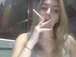 Rase tütar smokes ja üritab kuni võrgutamine tema poiss-sõber