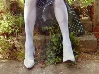 Putih kaus kaki stoking dan kain satin celana dalam perempuan di itu kebun: resolusi tinggi seks 7d