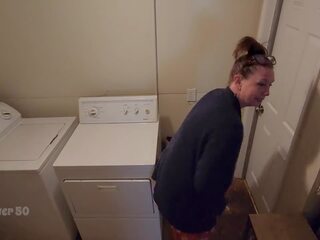 Une solitaire trentenaire séduit une companion qui rents son sous-sol apartment la landlady partie 2