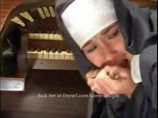 Nuns tvingat gang i kyrka
